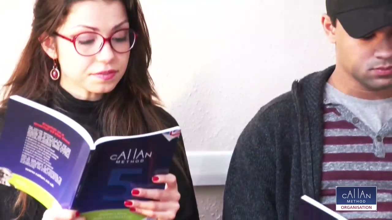 Študentka číta nahlas z učebnice Callan Method