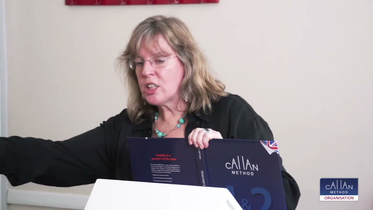 Lektorka vysvetľuje učivo z učebnice Callan Method