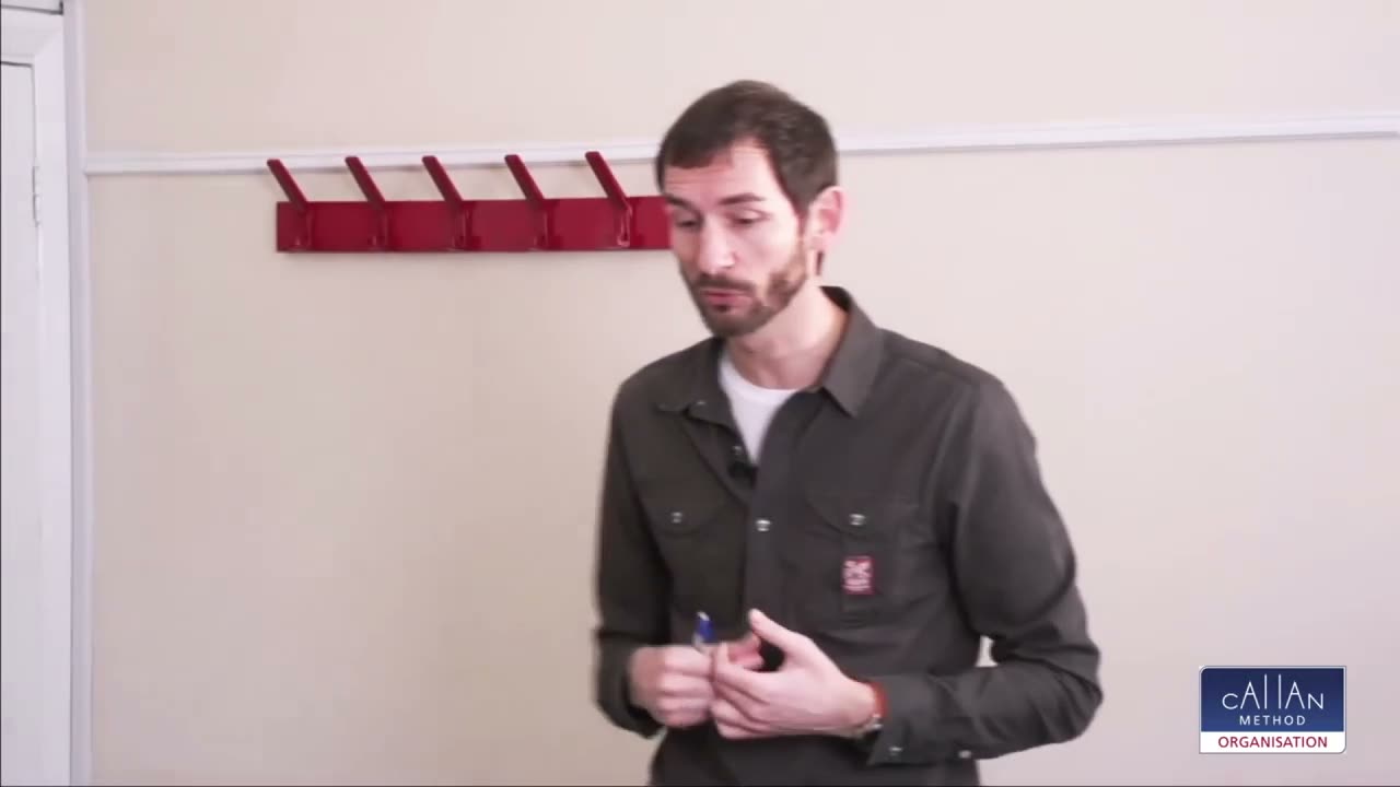 Lektor opakuje prebrané frázy so skupinou