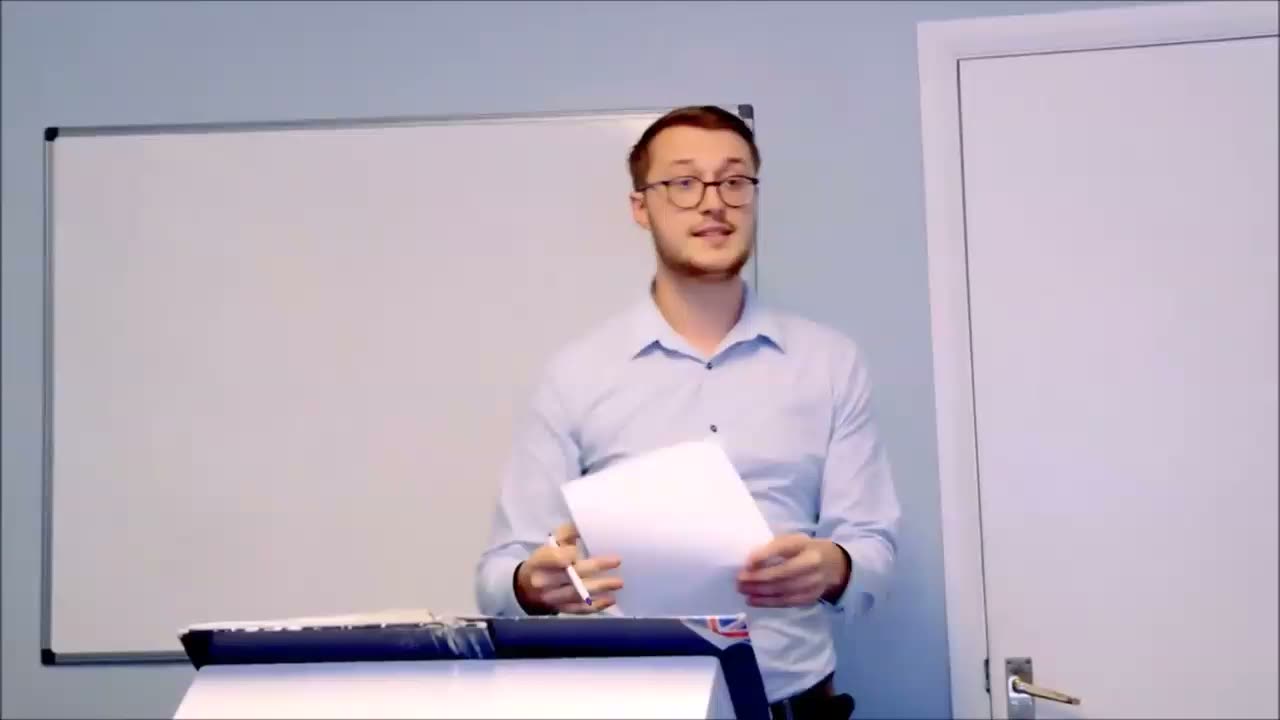 Lektor vedie hodinu pred tabuľou