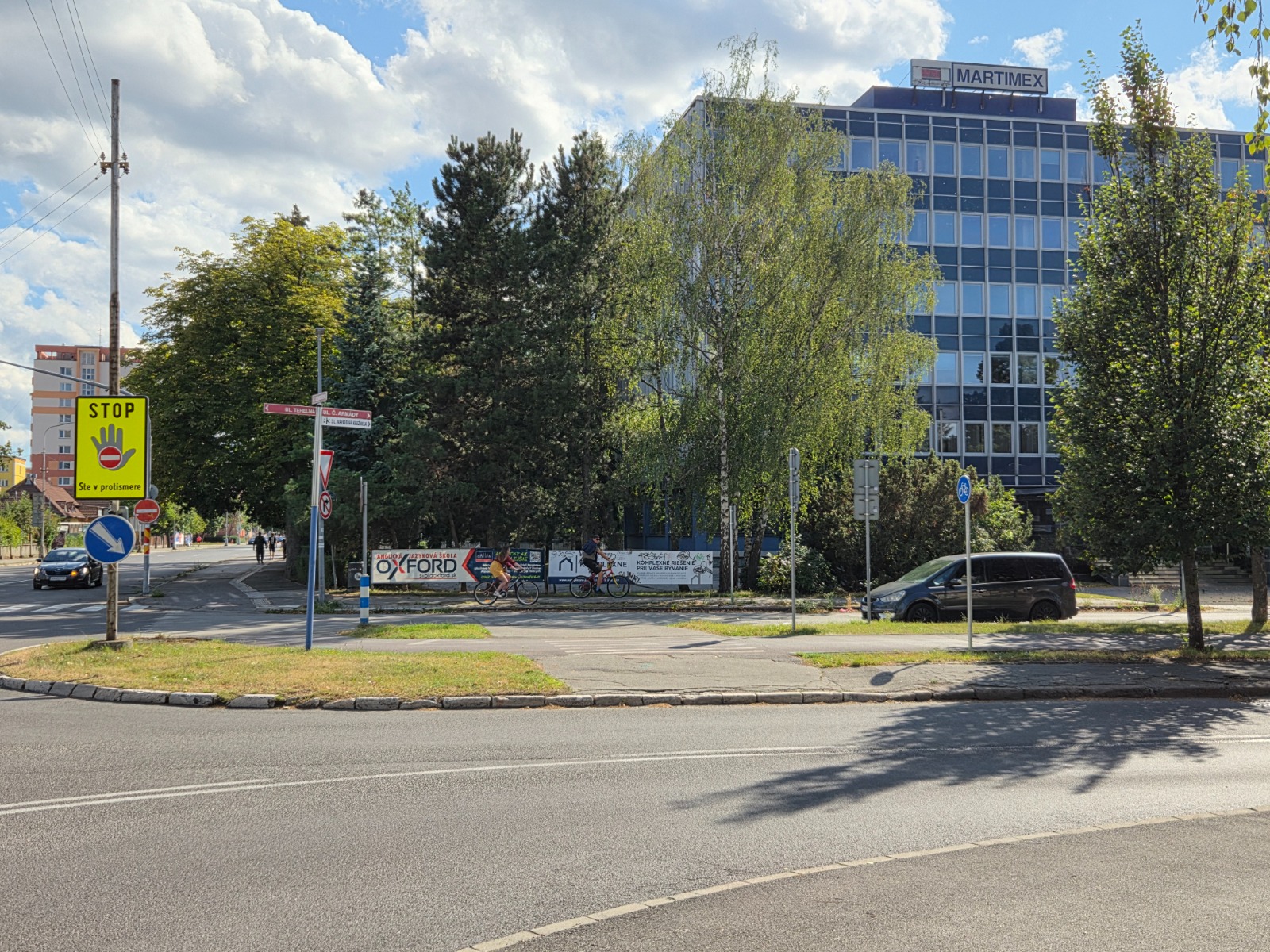 Budova Martimex na Červenej armády v Martine, pri chodníku stojí banner jazykovej školy Oxford