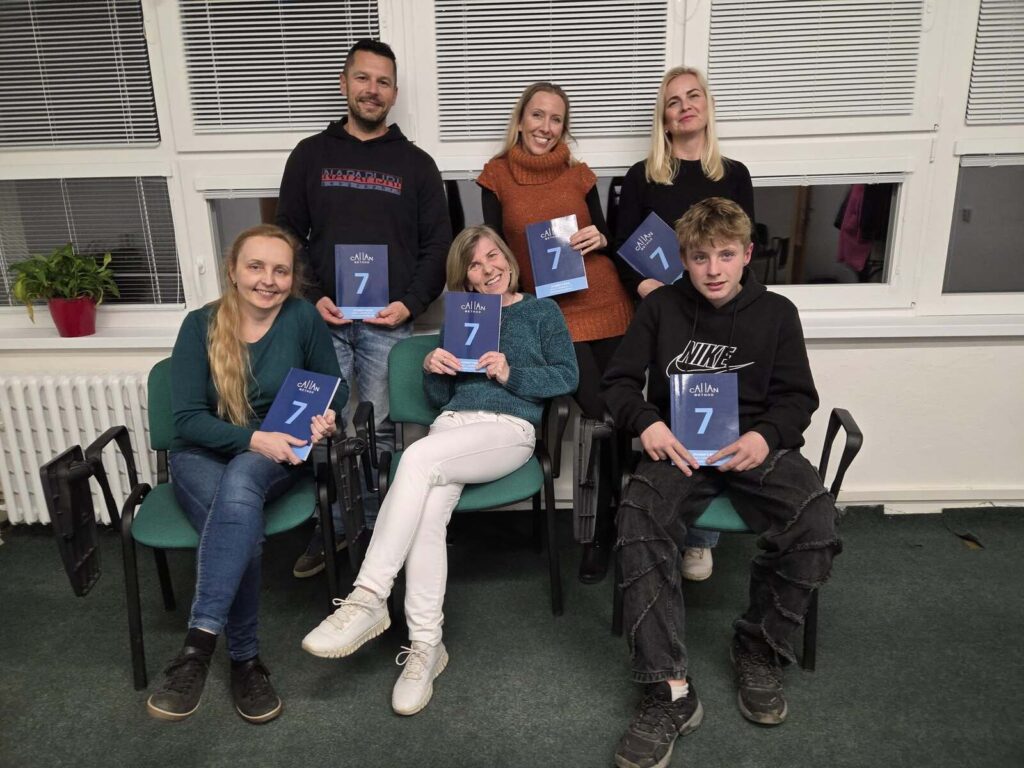 Skupina študentov školy Oxford v Martine drží učebnice Callan Method po dokončení siedmeho stupňa