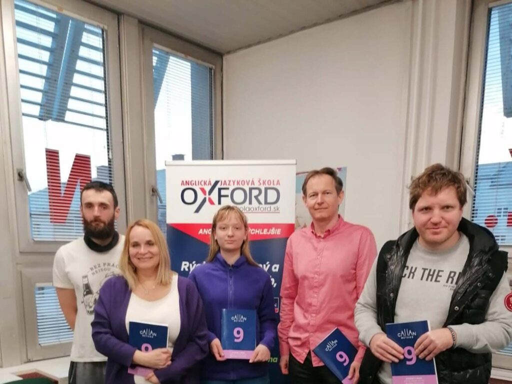 Skupina študentov školy Oxford v Martine s učebnicami Callan Method po dokončení deviateho stupňa